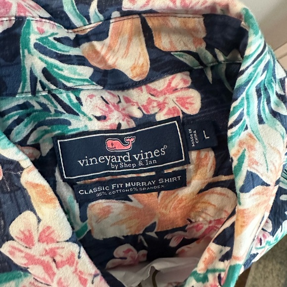 Vineyard Vines Men’s Large Hawaii Style Classic Tucker Fit button down short - Picture 2 of 3